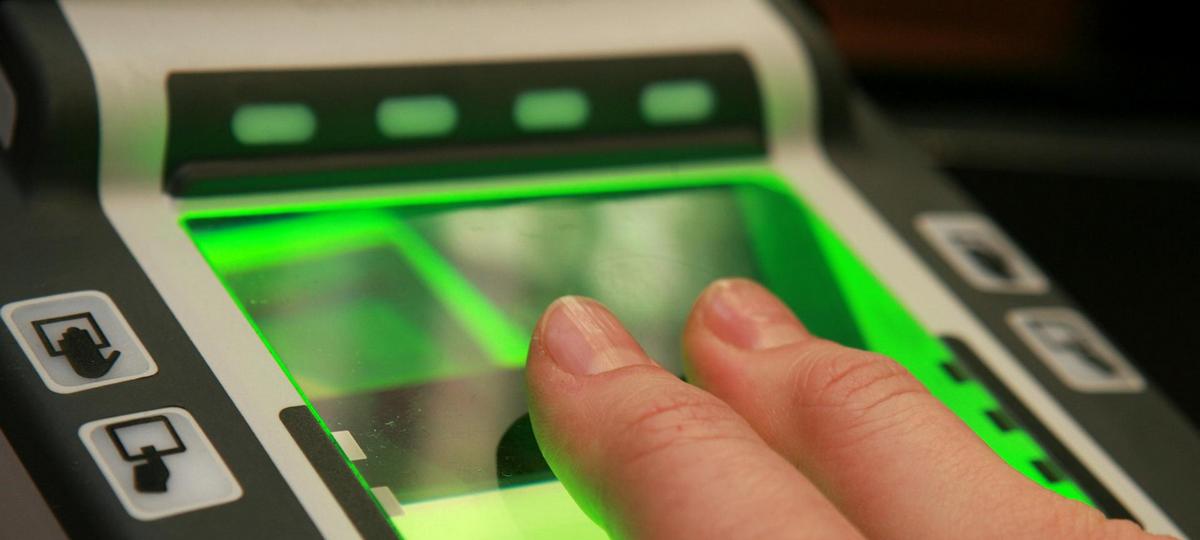 Сдача отпечатков пальцев