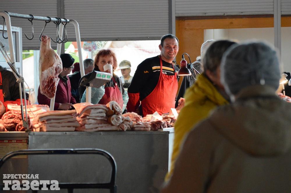 Мясные ряды на брестской "колхозке". Фото: