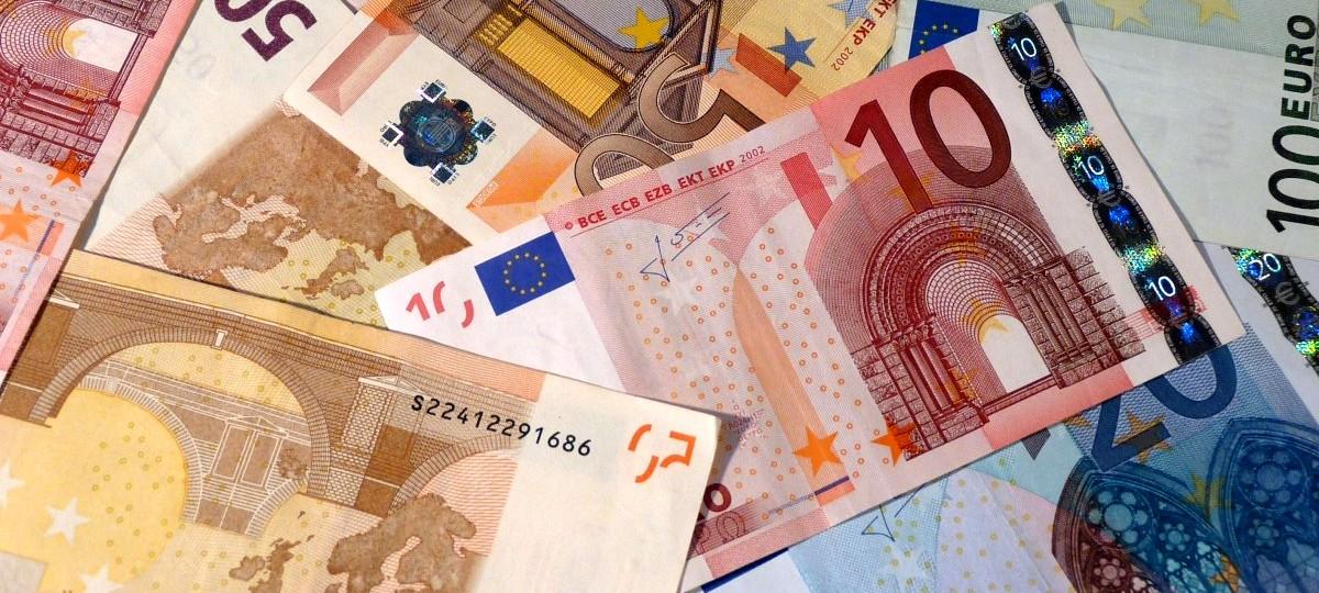 Купюры евро различным номиналом на столе