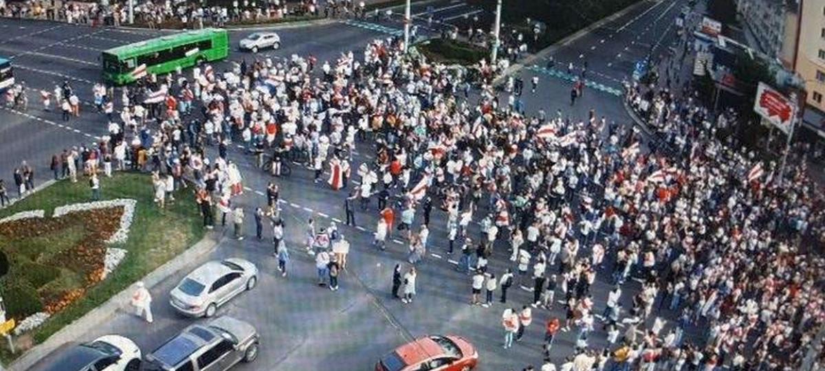 Хоровод на перекрестке бульвара Космонавтов и проспекта Машерова в Бресте 13 сентября 2020 года. За этот хоровод возбудили одно из самых массовых уголовных дел в истории Беларуси