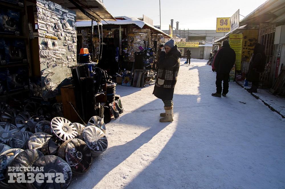 Торговля на брестском авторынке в большой мороз. Фото: , "Брестская газета"