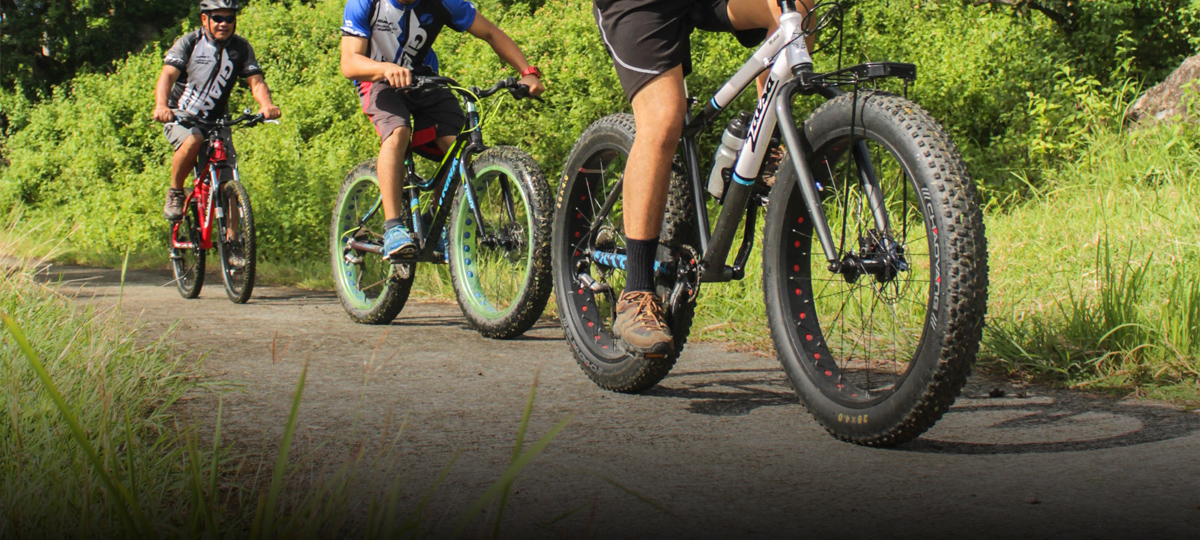 Мужчины на велосипедах