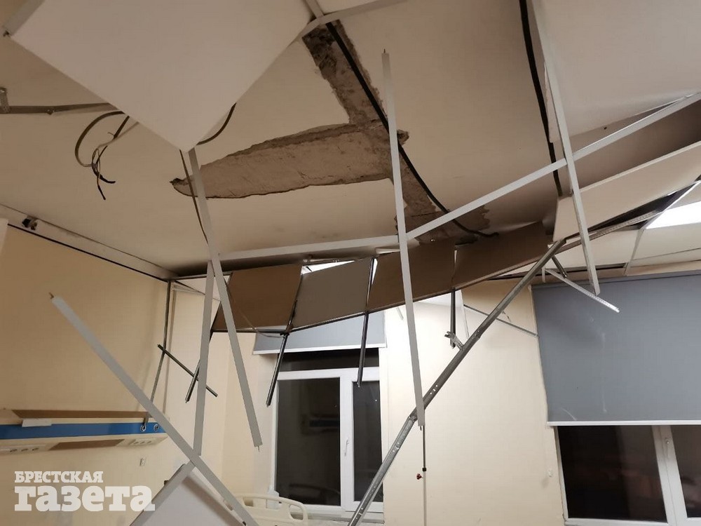 Детская больничная палата в Батуми после обрушения подвесного потолка.