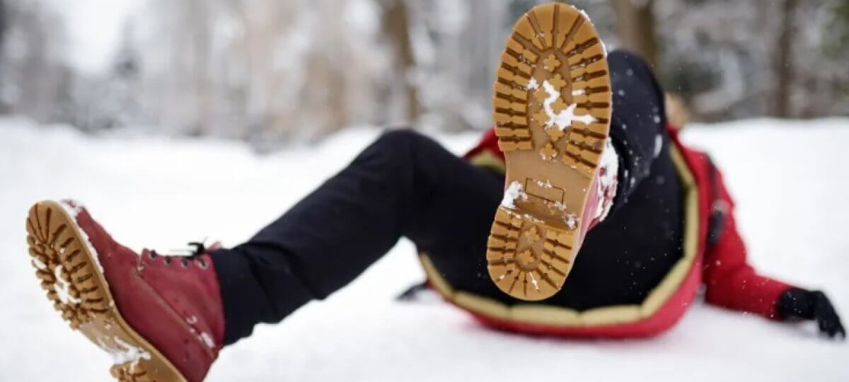 человек упал на снег