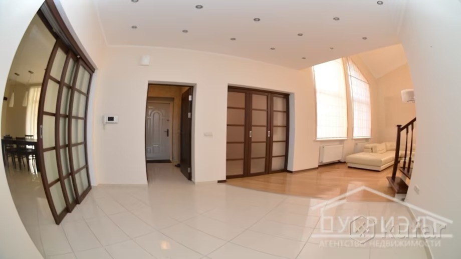 Коридор между кухней и гостиной. Фото: bugrealt.by