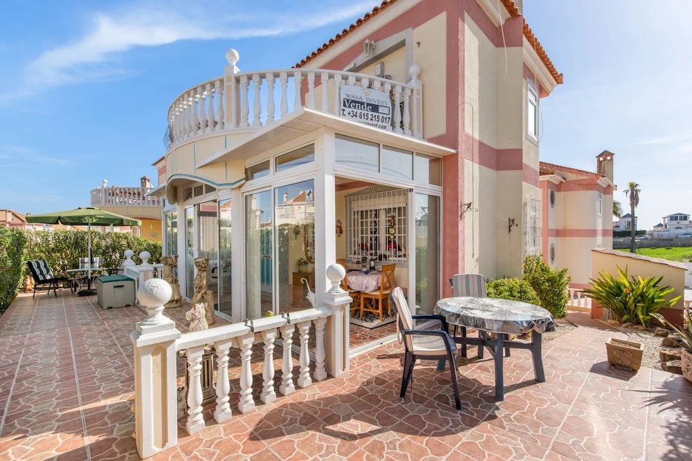 Вилла в Испании на побережье Коста-Бланка, в городе Торревьеха за $255 000.