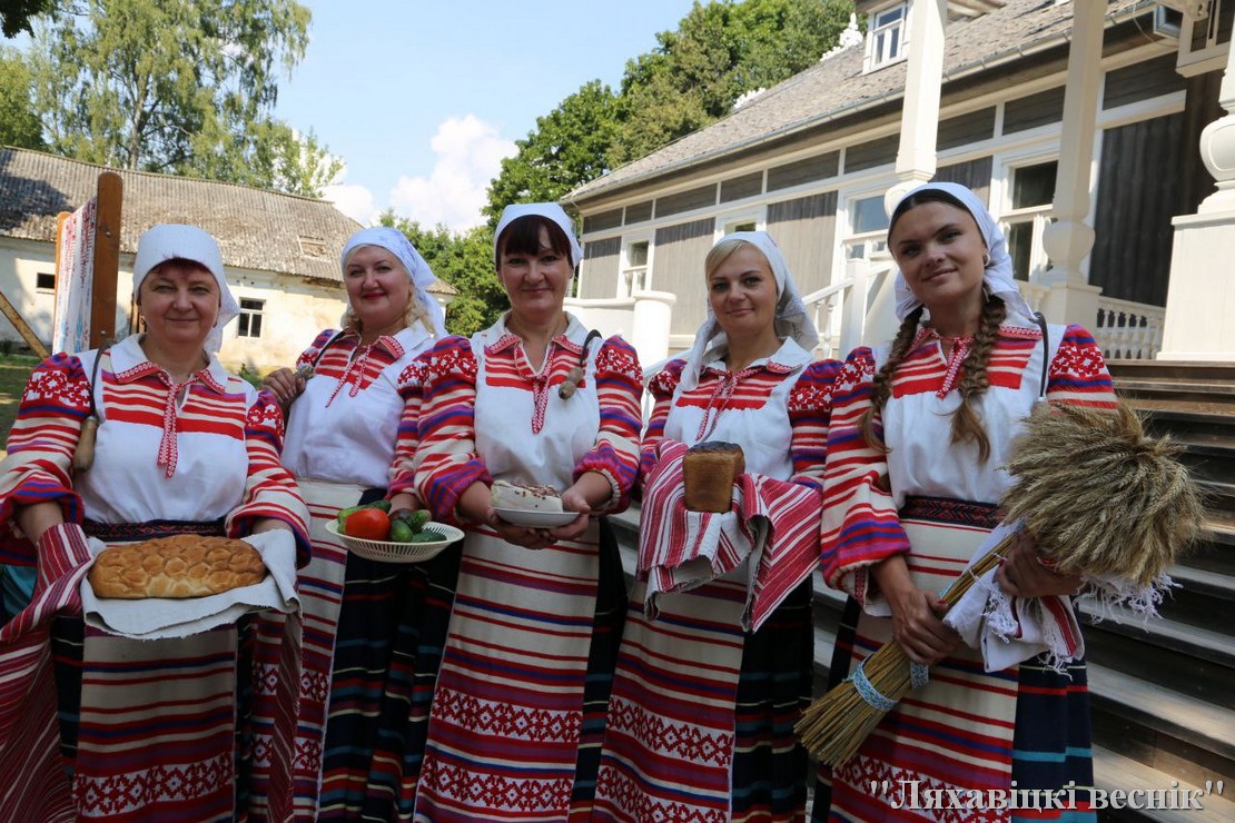 Участники фестиваля на фоне отреставрированной усадьбы Рейтанов.