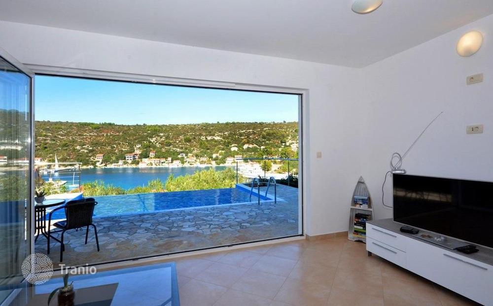 Вилла с бассейном в 80 метрах от моря в Хорватии за $542 000.