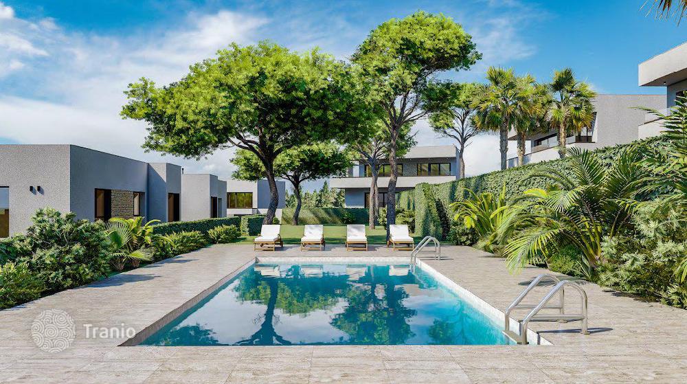 Бассейн в новой вилле премиум класса с садом в Испании за $543 000.