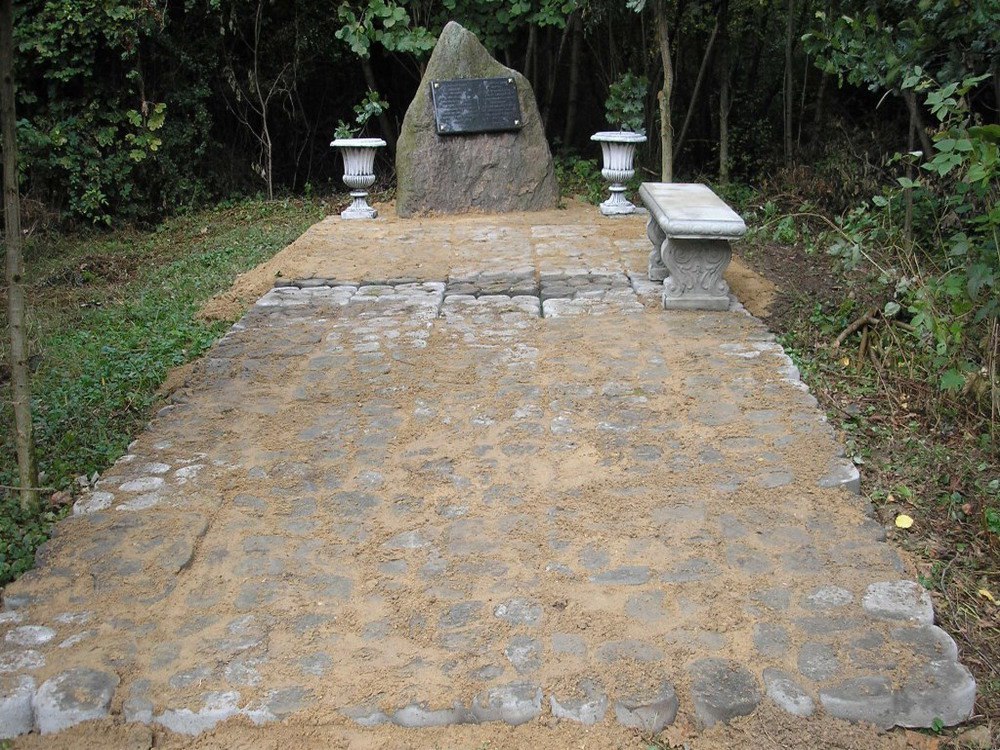 Валун с надписью: «Здесь, в Божьем даре, в апреле 1863 года Ромуальд Траугутт принял командование над вооруженным отрядом повстанцев земли полесской».