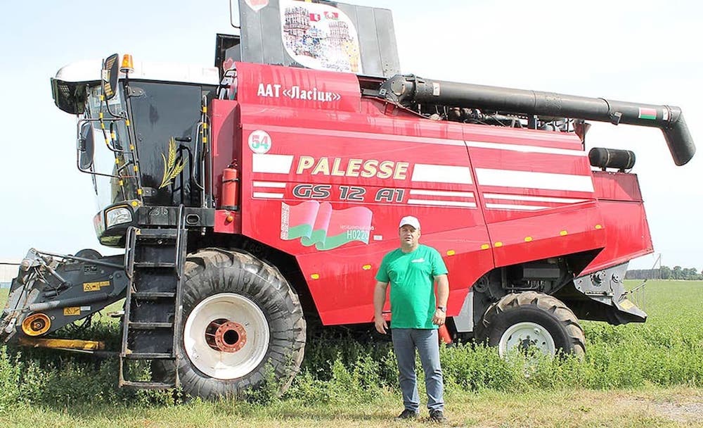 Директор ОАО «Ласицк» Александр Мойсеянчик на фоне трактора. Фото: pinsknews.by.