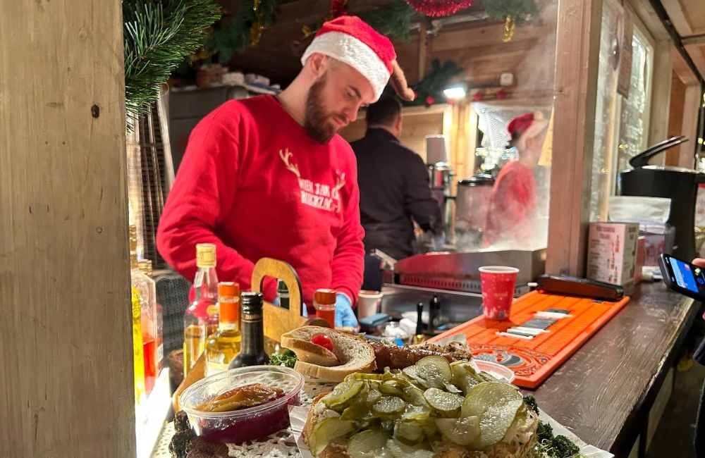 Продавец точки с едой на Рыночной площади Старого города в Варшаве. Фото: BGmedia.