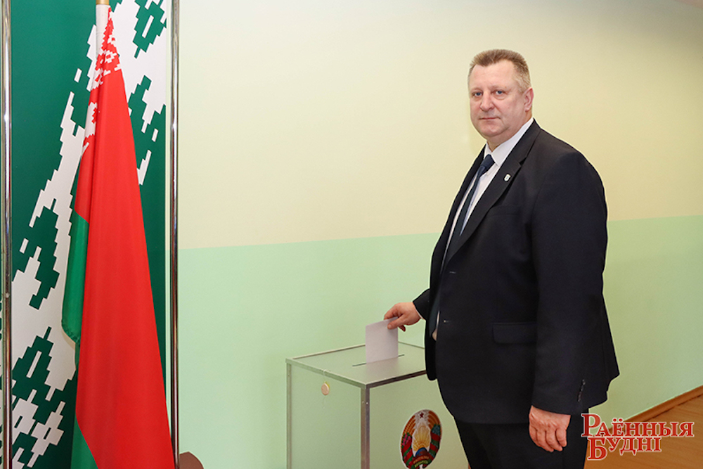 Председатель Пружанского райисполкома Михаил Гришкевич голосует досрочно. 21 февраля 2024 года. Фото:budni.by.