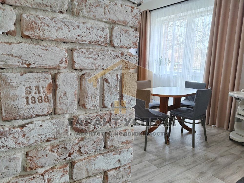 Арочная стена из старинного польского кирпича 1988 года выпуска.