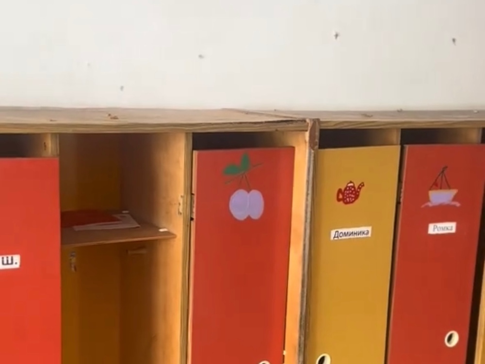 Шкафчики в бывшем детском садике в деревне Оранчицы.