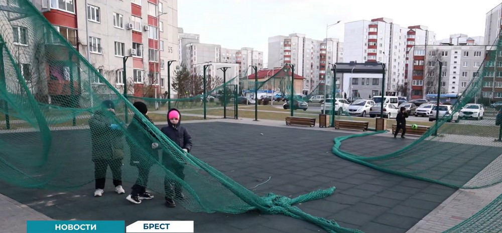 Дети на футбольной площадке на улице Вульковской в Бресте. Скриншот видео