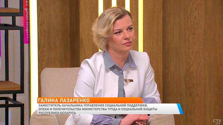 Замначальника управления социальной поддержки, опеки и попечительства главного управления социального обслуживания и социальной помощи Минтруда и соцзащиты Галина Лазаренко в эфире телеканала СТВ. Скриншот.