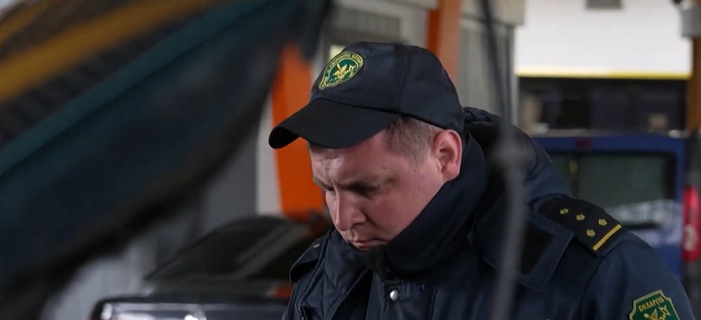 Таможенник досматривает автомобиль в пункте пропуска «Брест». Скриншот видео