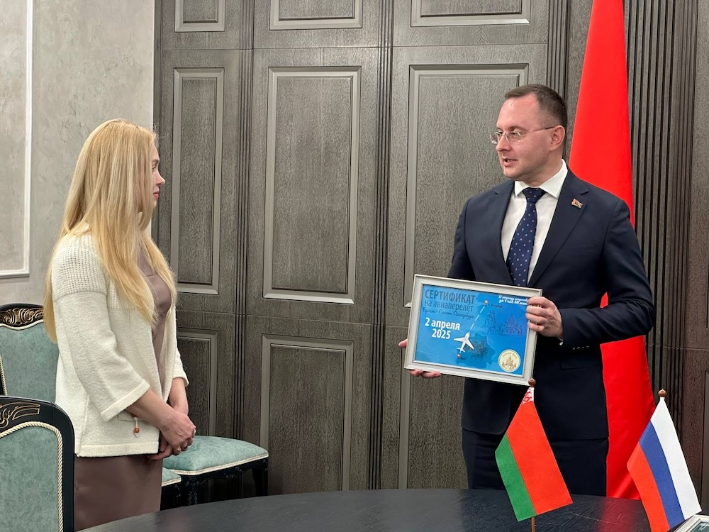 Председатель горисполкома Сергей Лободинский вручает жене победителя главный приз за новый слоган о Бресте. Фото: «Любимый Брест».