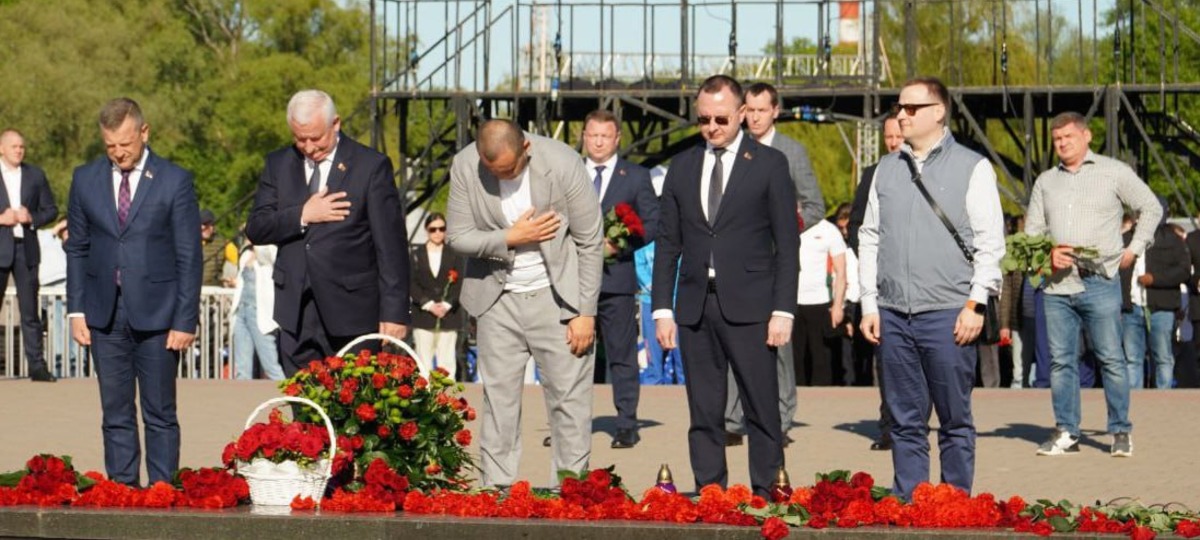 Брестские чиновники возлагают цветы в Брестской крепости. Фото: Брестский горисполком