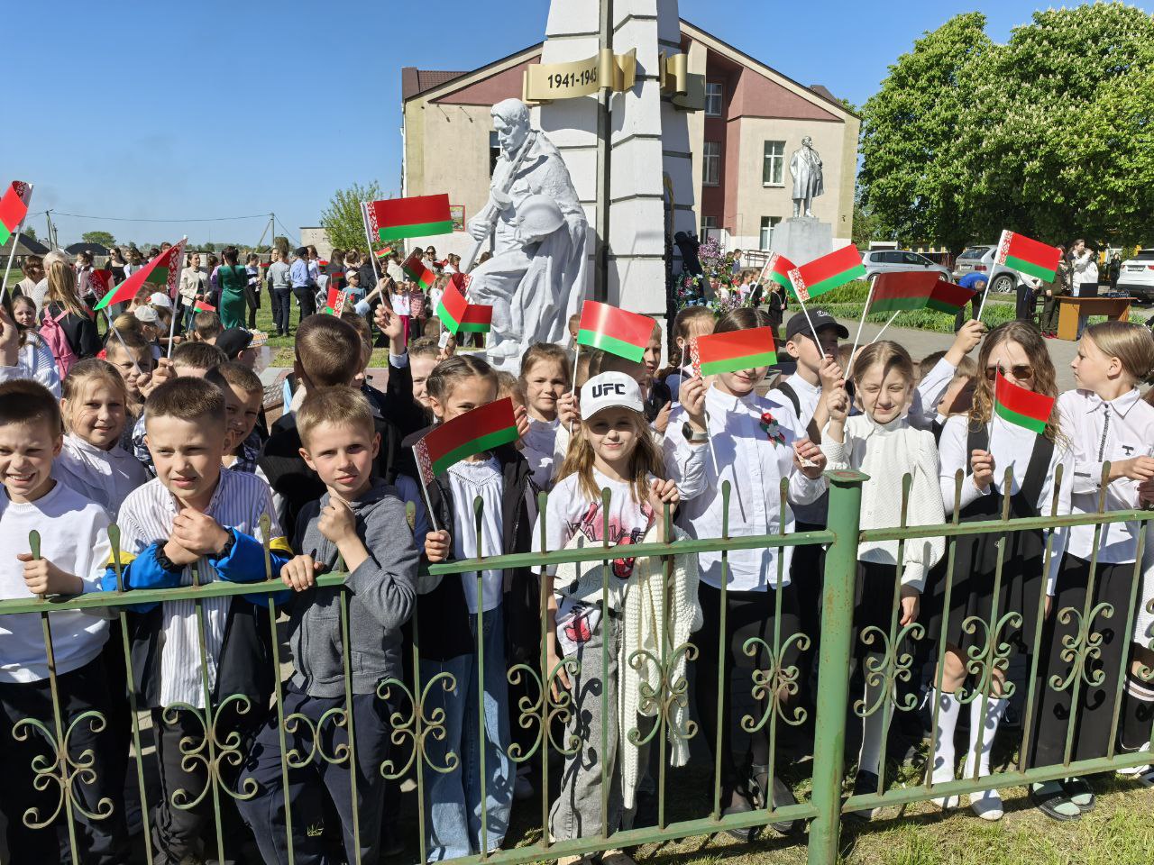 Митинг, приуроченный к 80-летию Победы с участием школьников в агрогородке Ольшаны Столинского района. Фото: Телеграм.
