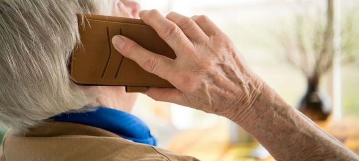 Пенсионерка звонит по телефону