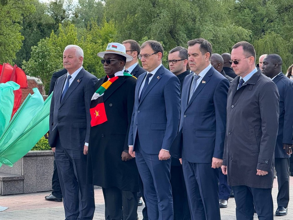 Президент Зимбабве в Брестской крепости в окружении чиновников. Фото: Брестский облисполком