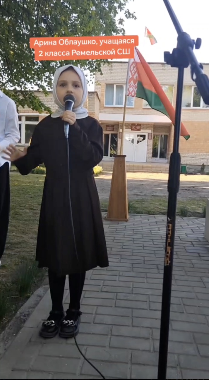 Выступление Арины Облаушко во время автопробега по Столинскому району в честь 80-летия Победы в Великой Отечественной войне. Аг. Ремель. Фото: Телеграм.