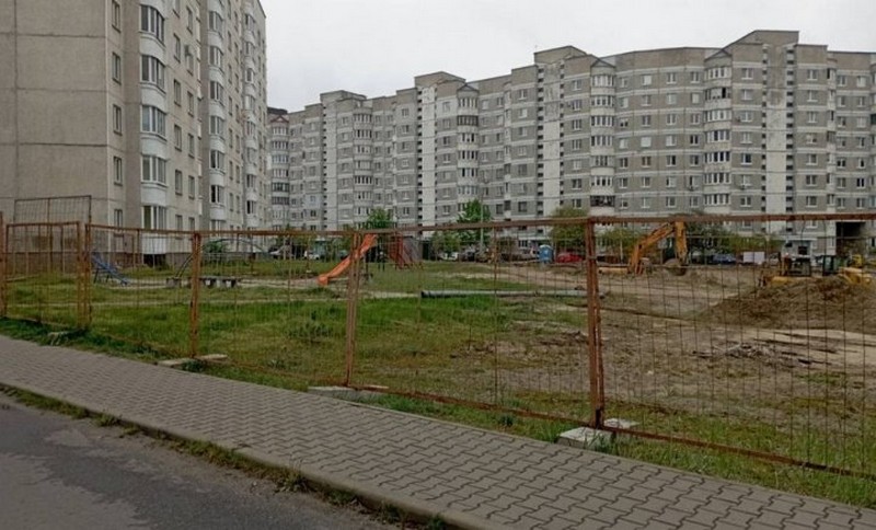 Забор возле строящегося жилого дома на улице Луцкой в Бресте. Фото: прокуратура Бреста