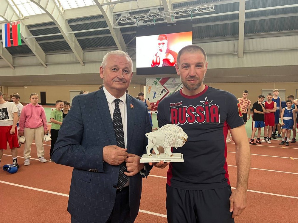 Петр Пархомчик дарит зубра российскому боксеру Дмитрию Пирогу. Фото: Брестский облисполком