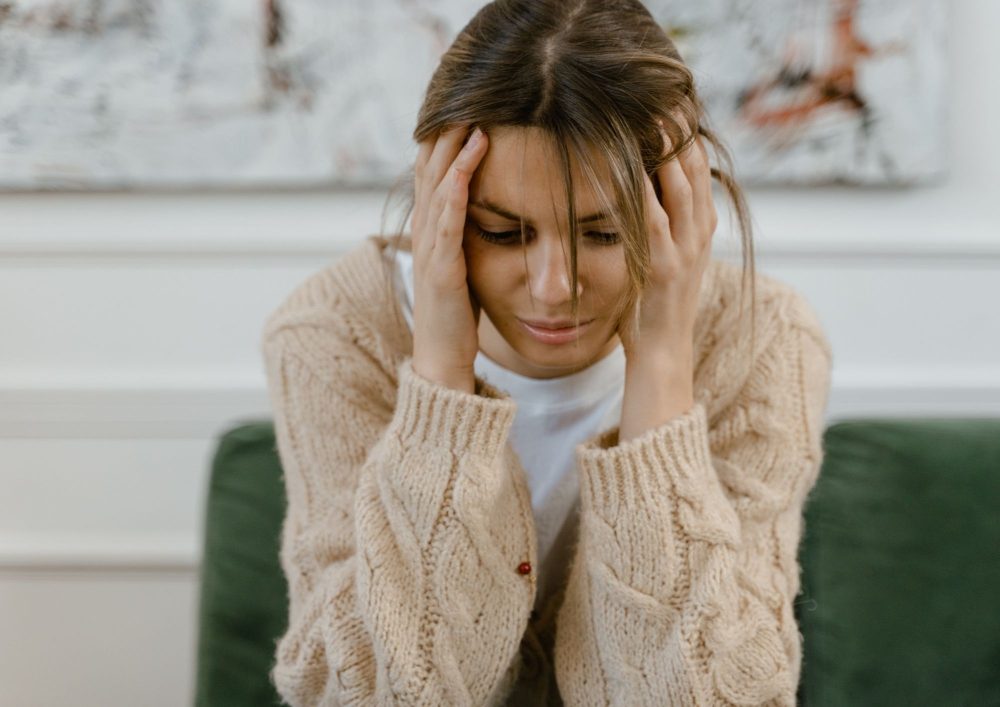 Как правило, в эмиграции на женщин ложится забота об обустройстве быта, о детях и старших родственниках, о выборе школ и садиков, и это дополнительный источник стресса. Проблемы с легализацией создают дополнительные возможности для манипуляций: «Вот ты от меня уйдешь, и твоя виза сгорит».