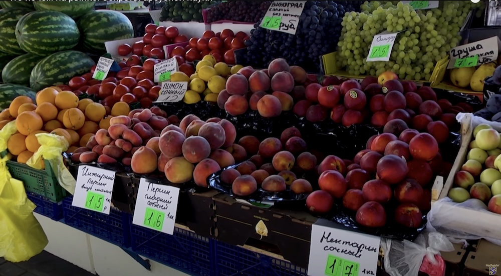 Прилавок с фруктами на Брестском центральном рынке. Скриншот с сюжета «Буг-ТВ».