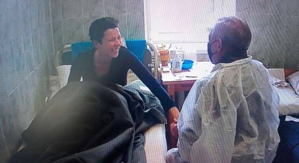 Отец Марии Колесниковой встретился с дочерью в гомельской больницы скорой помощи, где ей в срочном порядке провели операцию. 10-минутное свидание проходило под присмотром врача и сотрудников колонии. 