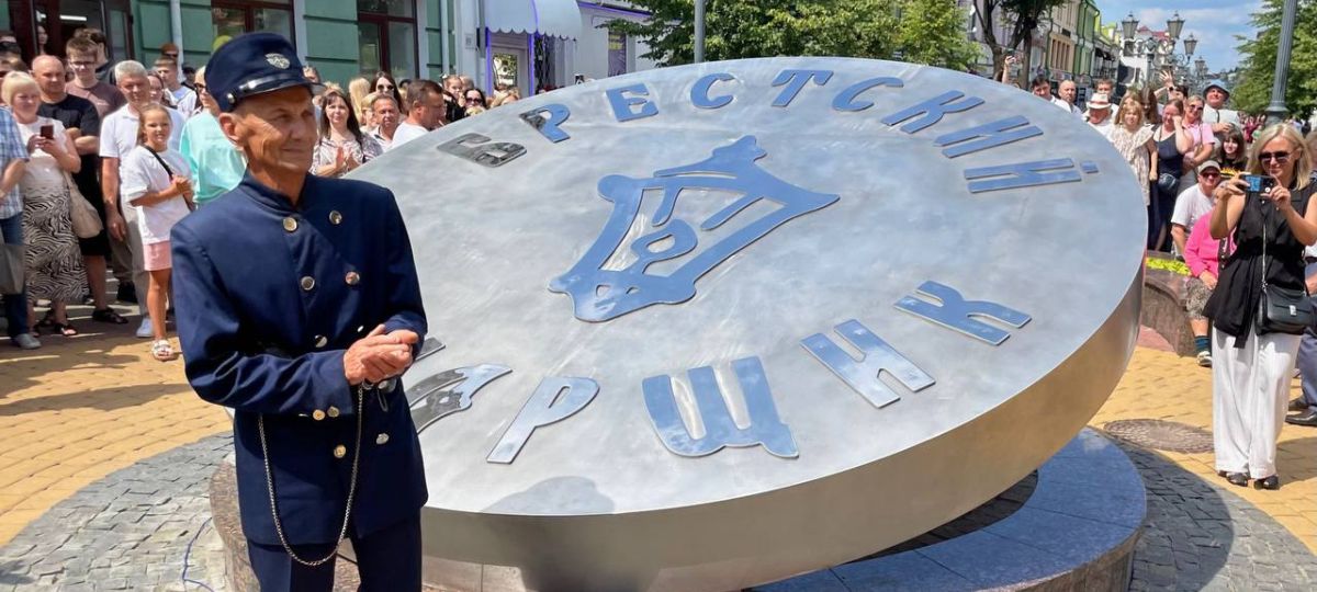 Пуговица, арт-объект, Брест, фонарщик