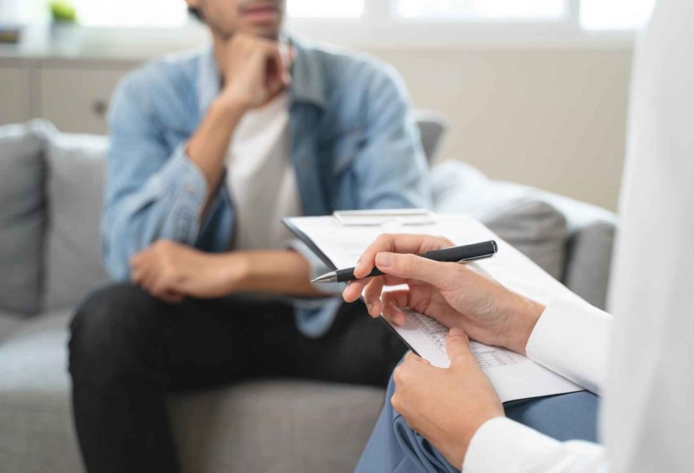 Важно работать с психологом. Стереотипы мешают: «я должен справиться сам», «психолог не поймет, он там не сидел». Но именно в кабинете психолога люди впервые могут назвать свои чувства.