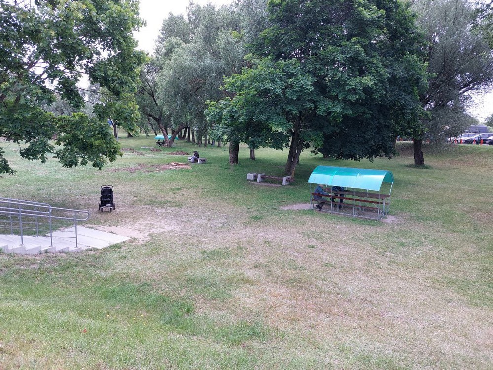 Зона отдыха в пункте пропуска «Брест». На фото видны остатки спиленных деревьев. Фото из приграничного чата