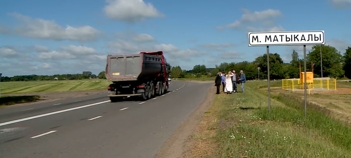 Въезд в деревню Малые Мотыкалы. Скриншот видео