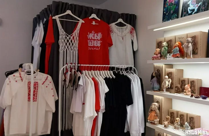 Беларуская крама KROPKA ў Вільні, дзе прадстаўлены творы майстроў з Беларусі.