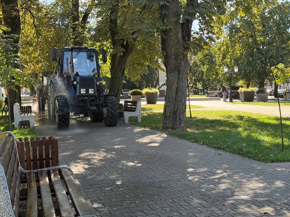 Техника чистит площадь Свободы в Бресте. 