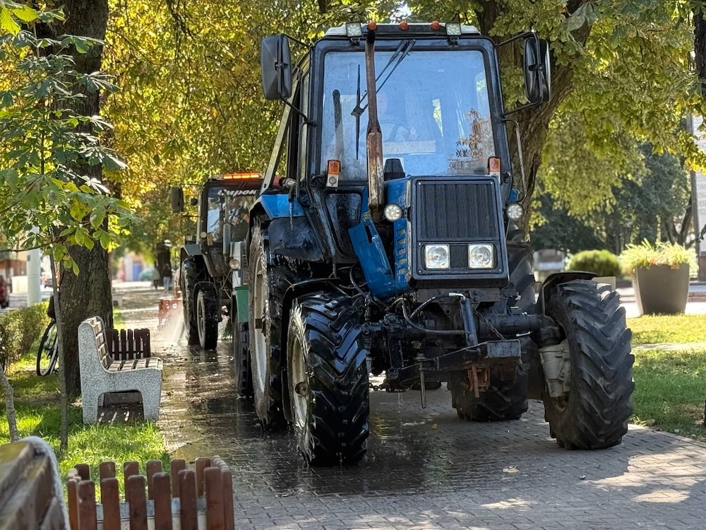 Техника чистит площадь Свободы в Бресте.