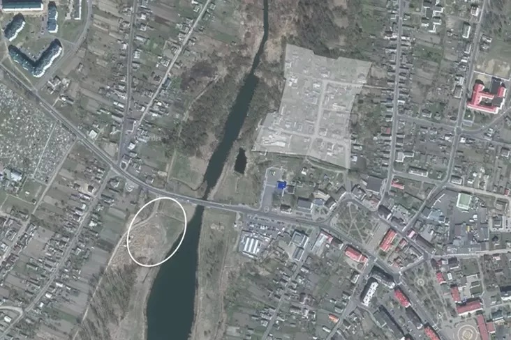 Места, где реально располагалась крепость и где коммунальщики построили «копию замка».