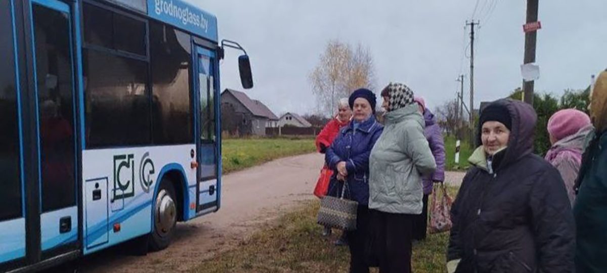 пажылыя людзі дачакаліся аўтобуса