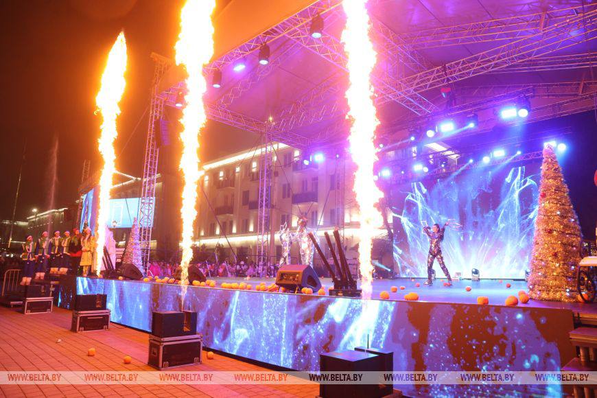 Шоу в честь открытия главной городской елки на площади Ленина в Бресте.
