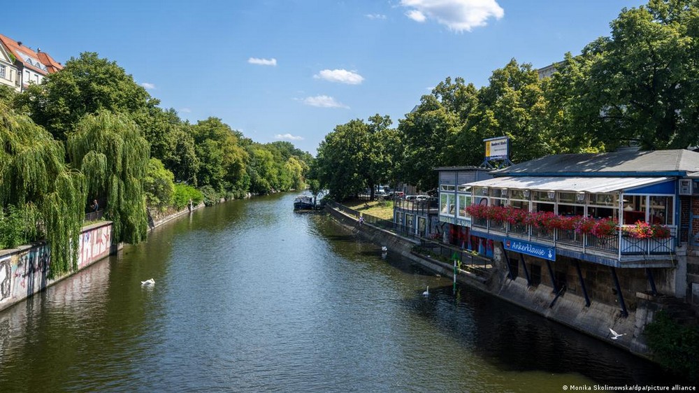 Ландвер-канал в районе набережной Майбахуфер в Берлине. Фото: Monika Skolimowska/dpa/picture alliance