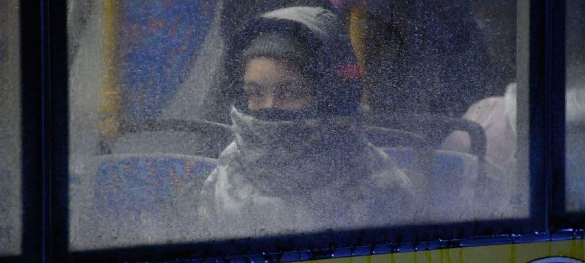 Девушка, общественный транспорт, холод