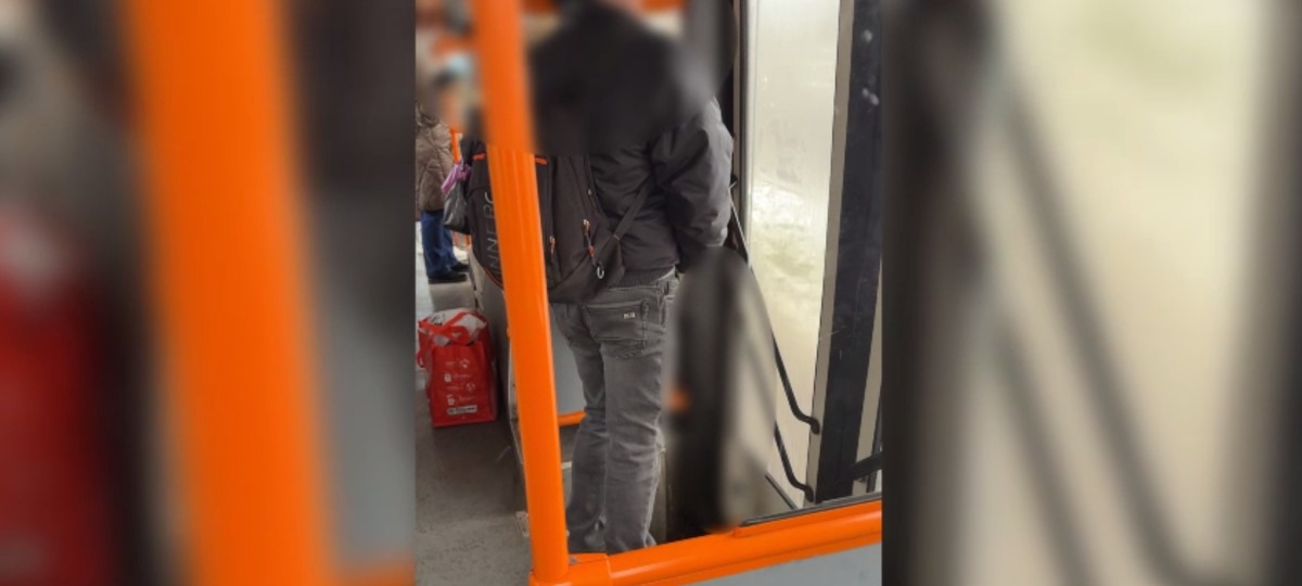 Житель Брестчины справляет нужду в троллейбусе. Скриншот видео