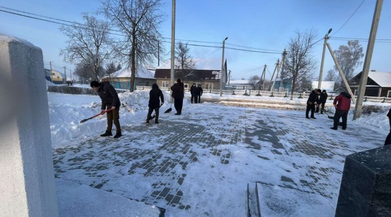 люди убирают снег 