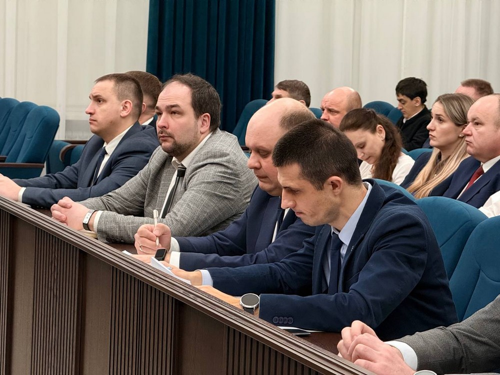 Андрей Гашев (в сером костюме) на совещании в Брестском горисполкоме. 18 февраля 2026 года
