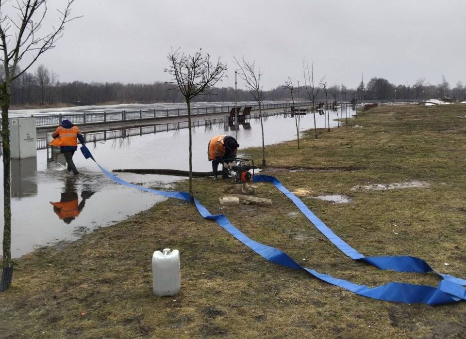 Коммунальщики откачивают воду на набережной Бреста.